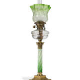 A GROUP OF EIGHT VICTORIAN CLEAR AND FROSTED GLASS OIL LAMPS - Foto 17