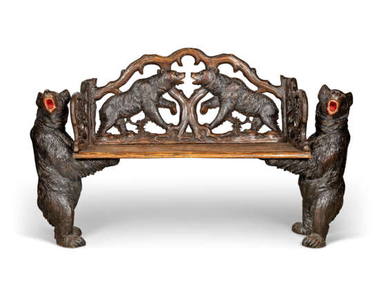 A SWISS 'BLACK FOREST' CARVED AND STAINED WALNUT BENCH - Foto 1