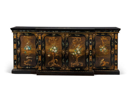 AN EARLY VICTORIAN PAPIER-MACHE, JAPANNED, AND POLYCHROME-DECORATED SLATE THREE-DOOR CABINET - Foto 1
