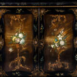 AN EARLY VICTORIAN PAPIER-MACHE, JAPANNED, AND POLYCHROME-DECORATED SLATE THREE-DOOR CABINET - Foto 2