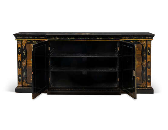 AN EARLY VICTORIAN PAPIER-MACHE, JAPANNED, AND POLYCHROME-DECORATED SLATE THREE-DOOR CABINET - Foto 4