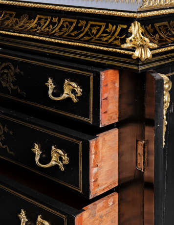 A PAIR OF NAPOLEON III CUT-BRASS INLAID EBONY AND EBONISED DRESSING CABINETS - фото 3