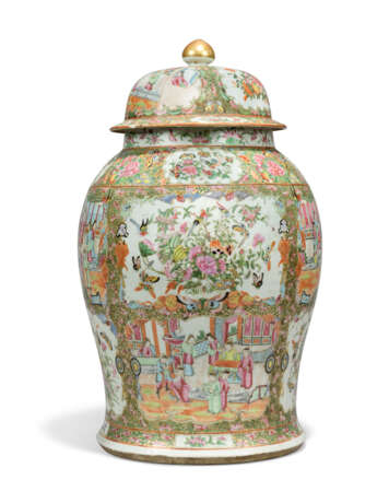A CHINESE FAMILLE ROSE BALUSTER VASE AND COVER - photo 2