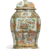 A CHINESE FAMILLE ROSE BALUSTER VASE AND COVER - Foto 3