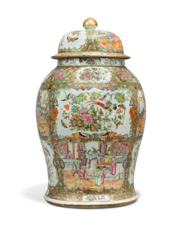 A CHINESE FAMILLE ROSE BALUSTER VASE AND COVER - Foto 3