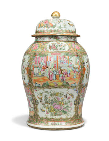 A CHINESE FAMILLE ROSE BALUSTER VASE AND COVER - photo 4