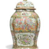 A CHINESE FAMILLE ROSE BALUSTER VASE AND COVER - фото 4