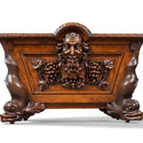 A LARGE EARLY VICTORIAN WALNUT AND BURR WALNUT WINE COOLER - Foto 1