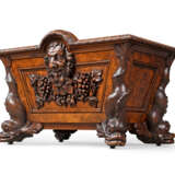 A LARGE EARLY VICTORIAN WALNUT AND BURR WALNUT WINE COOLER - photo 2