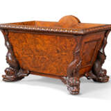 A LARGE EARLY VICTORIAN WALNUT AND BURR WALNUT WINE COOLER - Foto 3