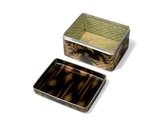 TWO JAPANESE GOLD AND BLACK LACQUER BOXES - фото 4