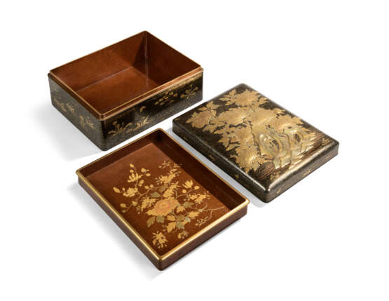 TWO JAPANESE GOLD AND BLACK LACQUER BOXES - photo 5