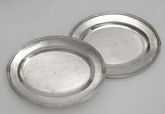 Zwei Deckelterrinen und ein Paar ovale Platten - фото 2
