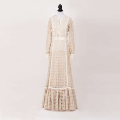 Gucci. Gelbgold Logo Maxi Macramé-Spitzenkleid in Ivory - фото 1