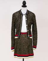Strick-Ensemble mit Mini-Skirt und Cardigan