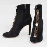 Jimmy Choo. Paar Highheels Ankle Boots in Schwarz mit offener Knopf-Leiste - photo 1