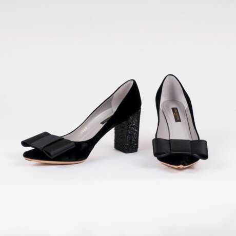 Louis Vuitton. Paar Samt-Pumps 'Beauty' mit Kristall-Absatz - photo 1