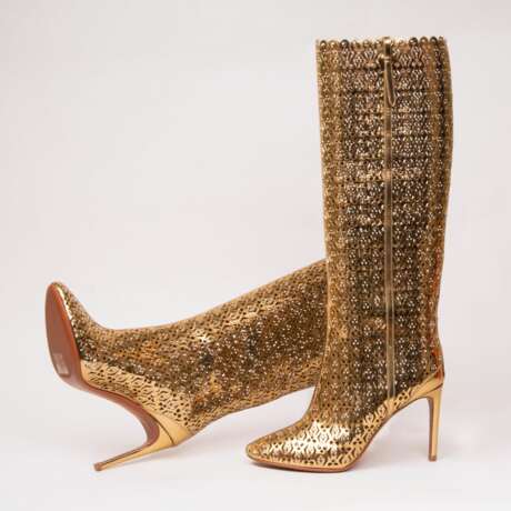Alaia. Paar Gold-Metallic Knee-High Boots - фото 1