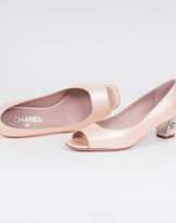 Paar Lack-Pumps mit 'Peeptoes'