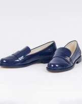 Paar klassischer Lack-Loafer