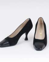Paar Wildleder-Pumps