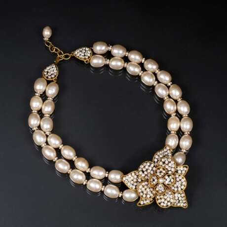 Chanel. Faux Pearl Collier mit großer Strass-Blüte - photo 1
