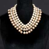 Chanel. Zwei Faux Pearls Vintage-Colliers mit Strass-Besatz - Foto 1