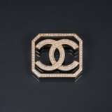 Chanel. Logo-Brosche mit Strass-Besatz 'CC' - фото 1