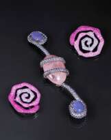 Drei Broschen in Rosa und Violett