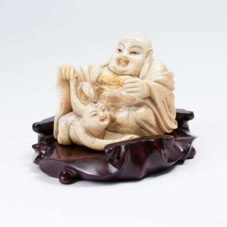 Figur eines sitzenden Budai mit Kind - photo 1