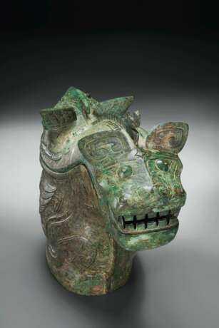 AN EXCEPTIONAL AND HIGHLY IMPORTANT BRONZE RITUAL WINE VESSEL AND COVER, GONG - photo 2