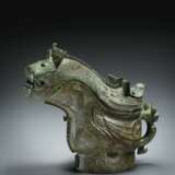AN EXCEPTIONAL AND HIGHLY IMPORTANT BRONZE RITUAL WINE VESSEL AND COVER, GONG - Foto 3