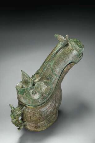 AN EXCEPTIONAL AND HIGHLY IMPORTANT BRONZE RITUAL WINE VESSEL AND COVER, GONG - photo 4