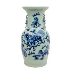 Seladonfarbene Vase aus Porzellan. CHINA.