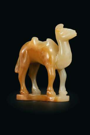 A VERY RARE PALE BEIGISH-WHITE AND YELLOWISH-BROWN JADE MINIATURE FIGURE OF A STANDING BACTRIAN CAMEL - Foto 1