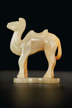 A VERY RARE PALE BEIGISH-WHITE AND YELLOWISH-BROWN JADE MINIATURE FIGURE OF A STANDING BACTRIAN CAMEL - Foto 3