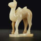 A VERY RARE PALE BEIGISH-WHITE AND YELLOWISH-BROWN JADE MINIATURE FIGURE OF A STANDING BACTRIAN CAMEL - Foto 4