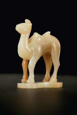 A VERY RARE PALE BEIGISH-WHITE AND YELLOWISH-BROWN JADE MINIATURE FIGURE OF A STANDING BACTRIAN CAMEL - photo 4
