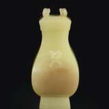 A RARE MINIATURE YELLOW JADE ARCHAISTIC FACETED JAR AND COVER, FANGHU - Foto 2