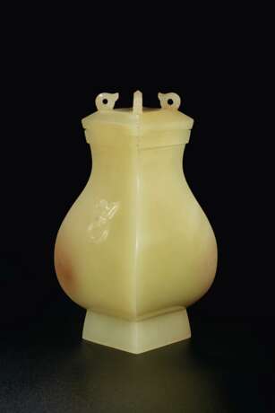 A RARE MINIATURE YELLOW JADE ARCHAISTIC FACETED JAR AND COVER, FANGHU - фото 3
