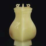 A RARE MINIATURE YELLOW JADE ARCHAISTIC FACETED JAR AND COVER, FANGHU - Foto 3