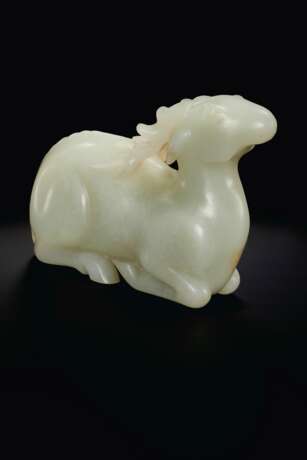 A LARGE WHITE JADE FIGURE OF A RECUMBENT STAG - фото 2