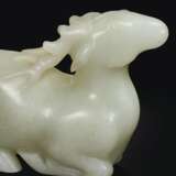 A LARGE WHITE JADE FIGURE OF A RECUMBENT STAG - Foto 3