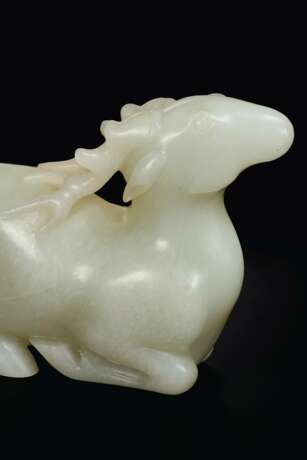 A LARGE WHITE JADE FIGURE OF A RECUMBENT STAG - photo 3