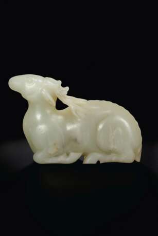A LARGE WHITE JADE FIGURE OF A RECUMBENT STAG - photo 4