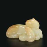 A PALE YELLOW AND PALE RUSSET JADE ANIMAL GROUP - photo 2
