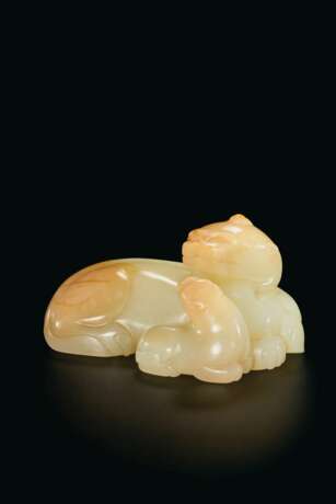 A PALE YELLOW AND PALE RUSSET JADE ANIMAL GROUP - Foto 2
