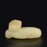 A PALE YELLOW AND PALE RUSSET JADE ANIMAL GROUP - photo 3
