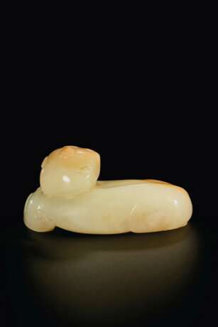 A PALE YELLOW AND PALE RUSSET JADE ANIMAL GROUP - фото 3