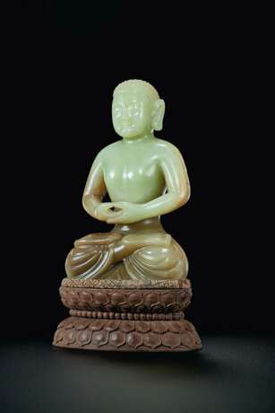 A FINELY CARVED YELLOWISH-GREEN JADE FIGURE OF A SEATED BUDDHA - photo 2
